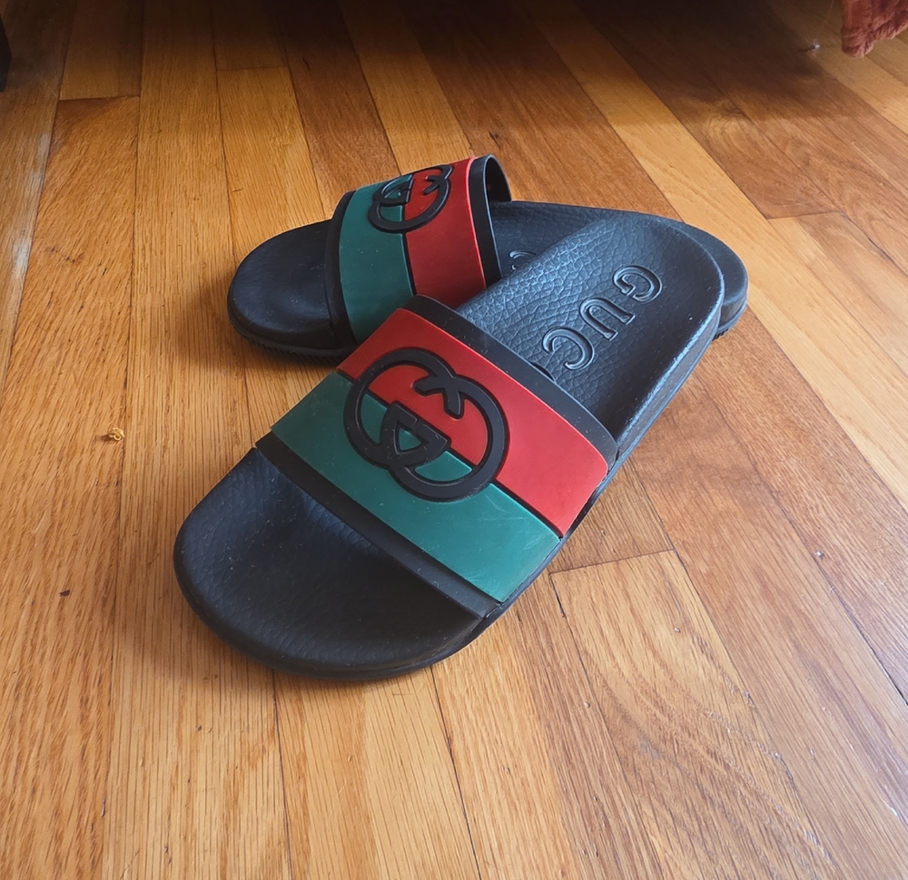 Gucci Black Slides with Red and Green Straps and Interlocking GG - 7.5